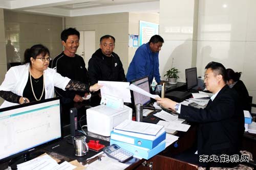 佳热电厂热力公司：“三个提升”开展收费窗口文明服务活动