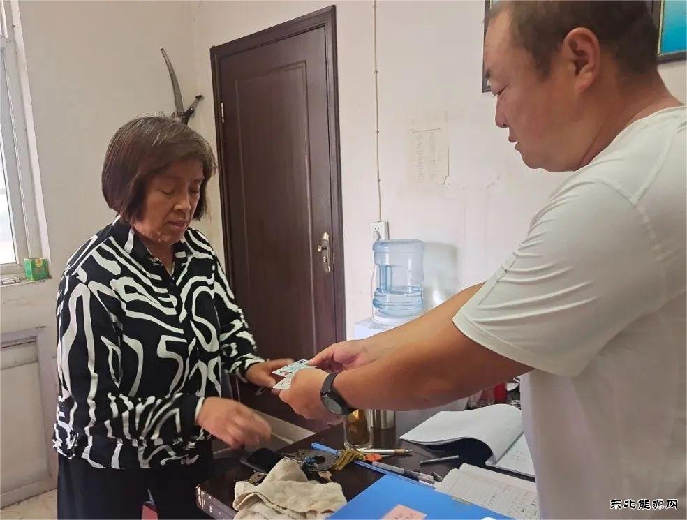 蒲白中心社区：拾金不昧暖人心  共产党员显担当