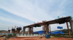中铁二十一局集团：昌赣客专赣州段第二长桥将军塘特大桥中跨顺利