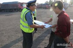 玛纳斯路政、交警联合宣传新规定