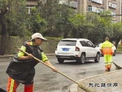鞍山：顶冷风清扫 环卫裹塑料袋御寒（图）