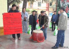 图片新闻：牛儿庄采矿公司工会为一线职工送奖品鼓干劲