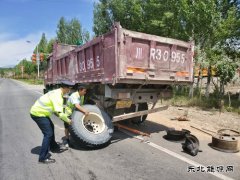 富蕴执法大队：我为群众办实事，热心帮助群众换轮胎