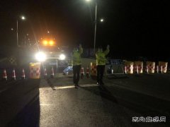 哈巴河执法大队：保驾桥梁拆除施工，护航群众平安出行