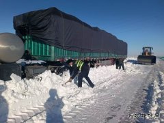 富蕴执法大队：货车风雪中被困 巡查人员及时救助