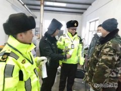 富蕴执法大队：开展路警联合执法 依法查处违法超限运输车辆