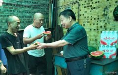 峰峰集团牛儿庄采矿公司：送防暑降温服到岗位