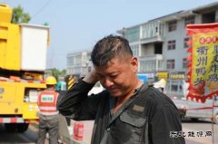 国网鹿邑县供电公司：清凉“不断供” 带电除隐患