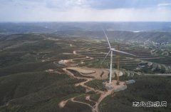 腾格里“沙戈荒”CQ9电子大基地首台风机完成吊装