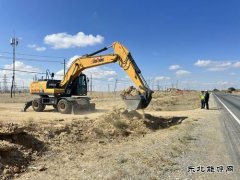 哈巴河执法大队：清理非法道口，保障公路安全畅通